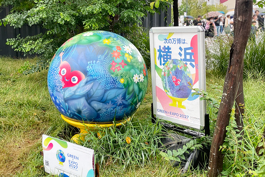 『大阪・関西万博』会場内に鎮座するトゥンクトゥンク（Lmaga.jp撮影）