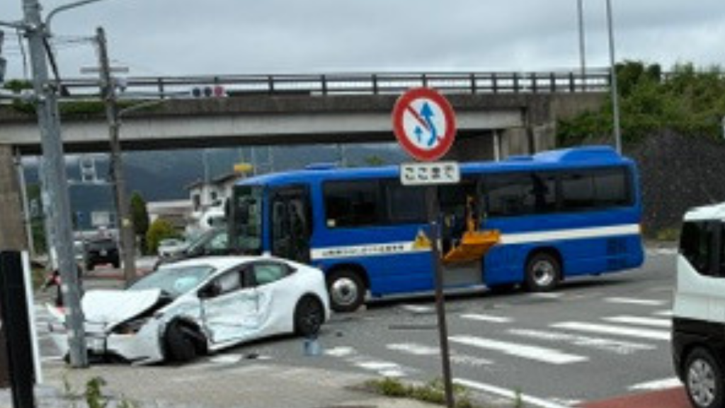 支援学校のスクールバスと乗用車が衝突事故 生徒は乗っておらず 乗用車の男性が搬送 山梨・富士河口湖町(2026年5月22日掲載)|YBS NEWS NNN 共有