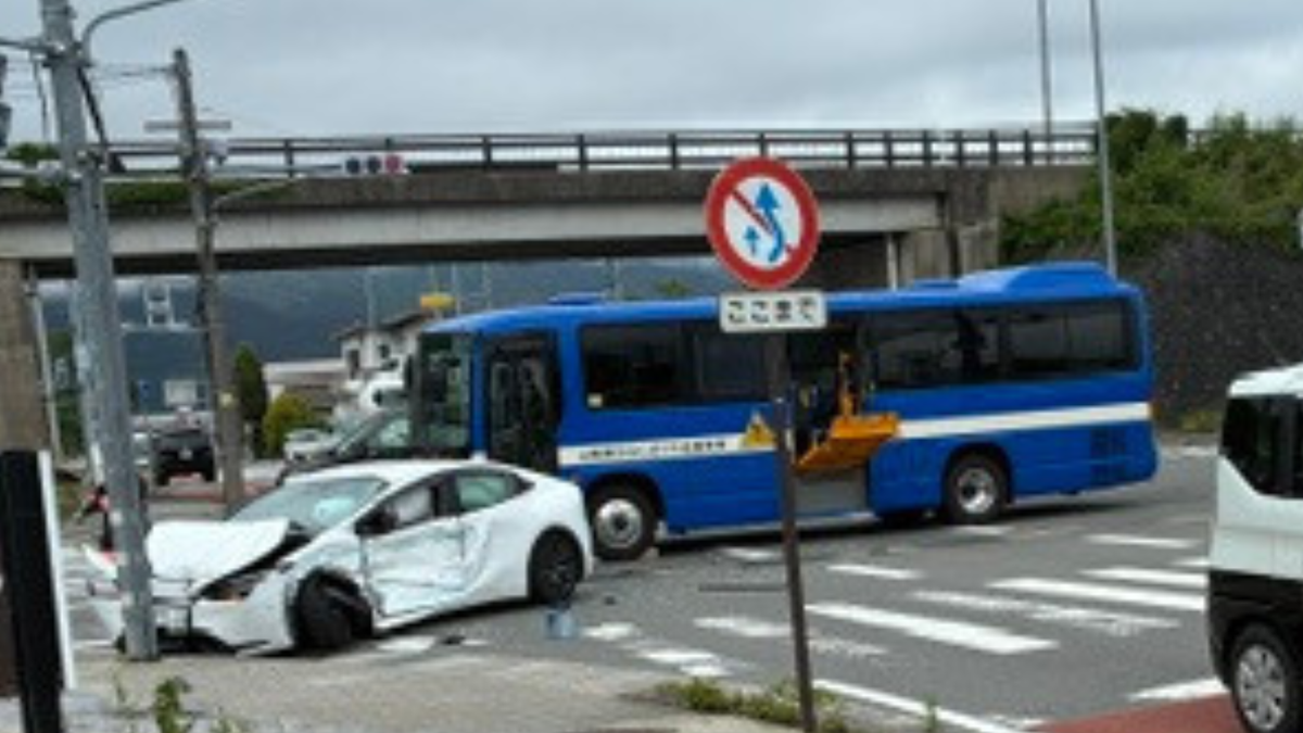 支援学校のスクールバスと乗用車が衝突事故 生徒は乗っておらず 乗用車の男性が搬送 山梨・富士河口湖町