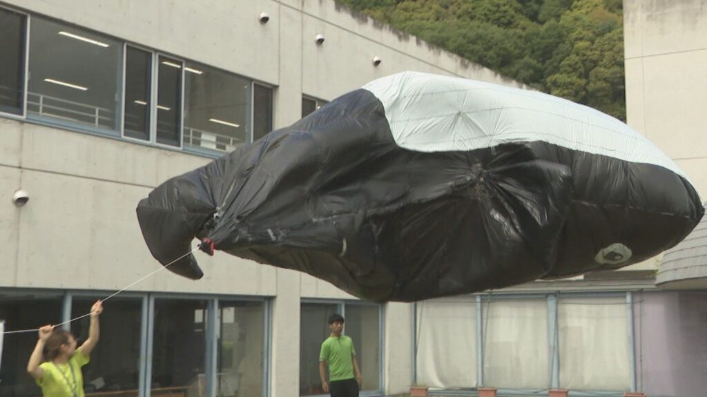 岡山市の科学イベントでも強風の影響…クジラの巨大バルーンあおられる | KSBニュース | KSB瀬戸内海放送