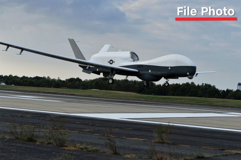 パタクセント・リバー海軍航空基地に着陸する高高度偵察ドローン「MQ4Cトライトン」＝2014年9月18日/US Navy/Reuters/File