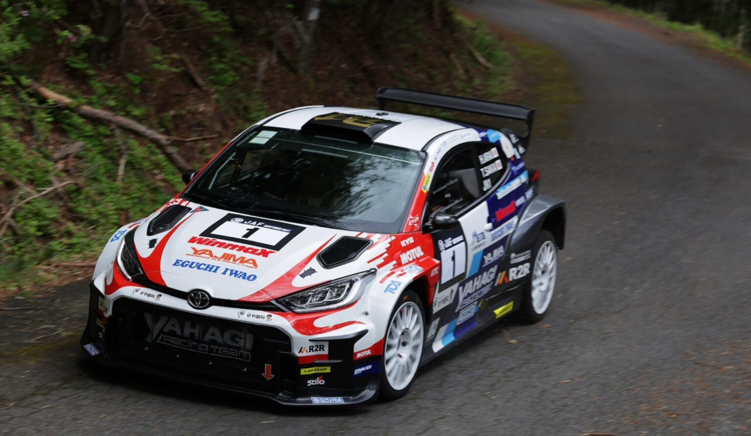全日本ラリー飛鳥：最初のセクションは開幕2連勝中の新井大輝が首位発進 - RALLYPLUS.NET ラリープラス