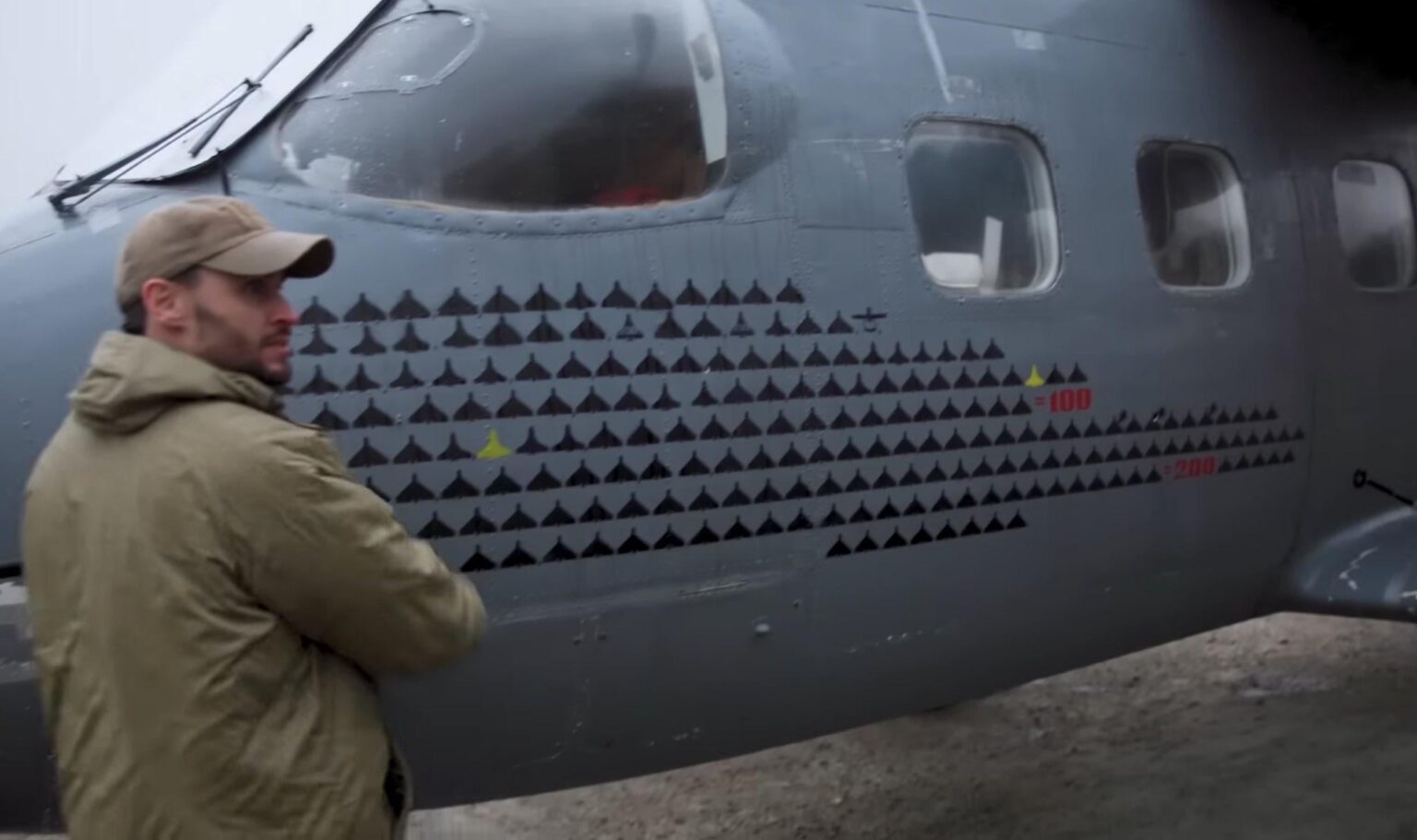 ウクライナ空軍が使用した改造された元民間航空機アントノフAn-28の胴体に、ロシアの無人機が撃墜された213個の刻印。