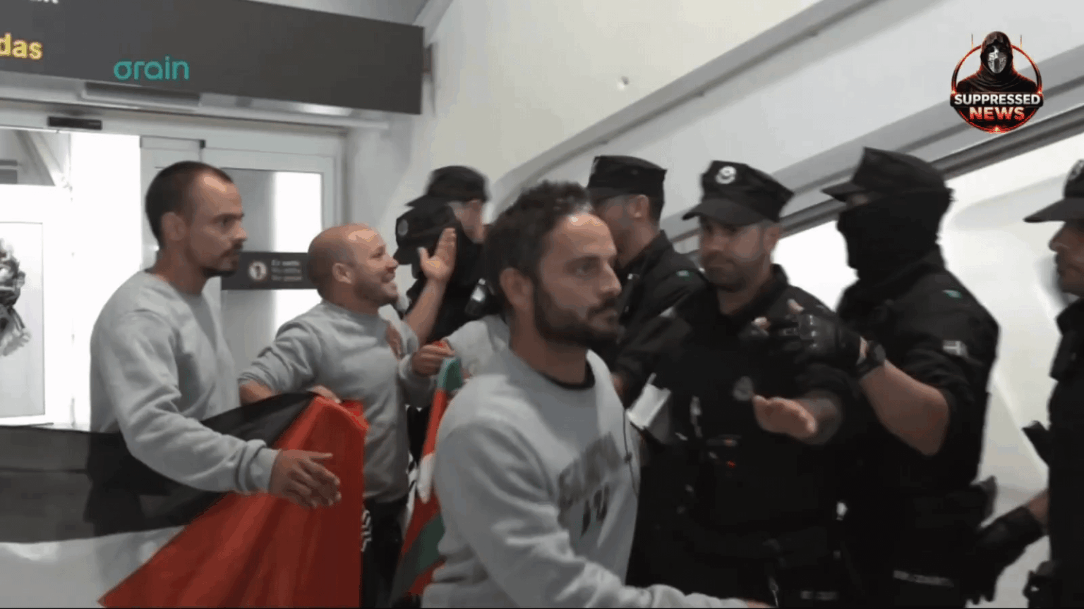 バスク警察（エルツァインツァ）は、スペインのビルバオ空港で、イスラエルによる誘拐と拷問から帰国した小艦隊活動家らを襲撃し、逮捕した。
