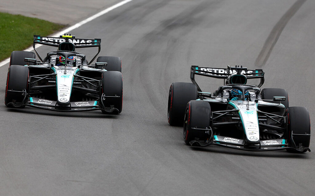 2026年F1カナダGP決勝で首位争いをするジョージ・ラッセルとアンドレア・キミ・アントネッリ（メルセデス）-2026年5月24日-ジル・ビルヌーヴ・サーキット