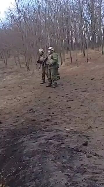 「三人組」形式で訓練中のロシアの精鋭突撃部隊。