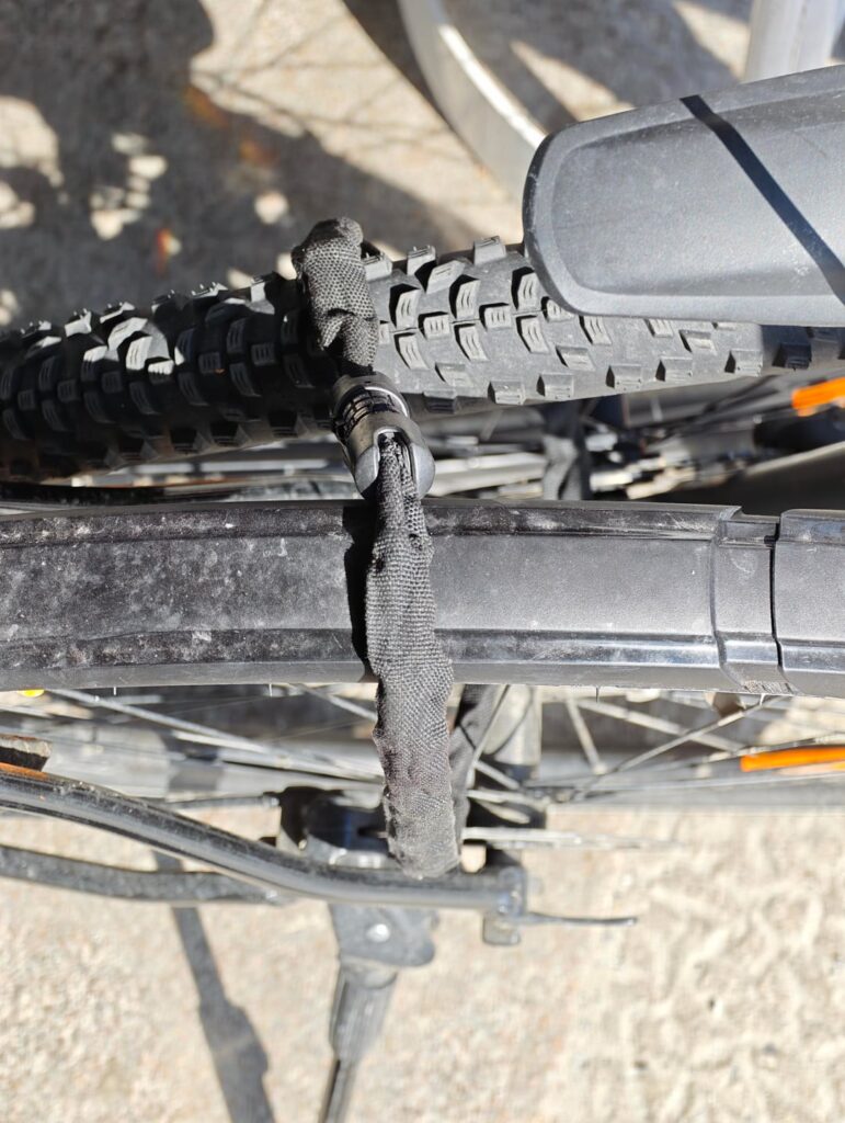 私が店にいる間に誰かが私の自転車に鍵をかけました。