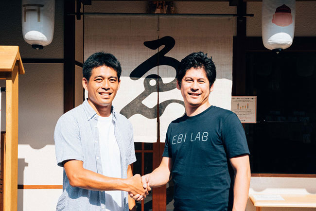 (左から)奥村誠浩氏(電通)、小田島春樹社長(ゑびや)