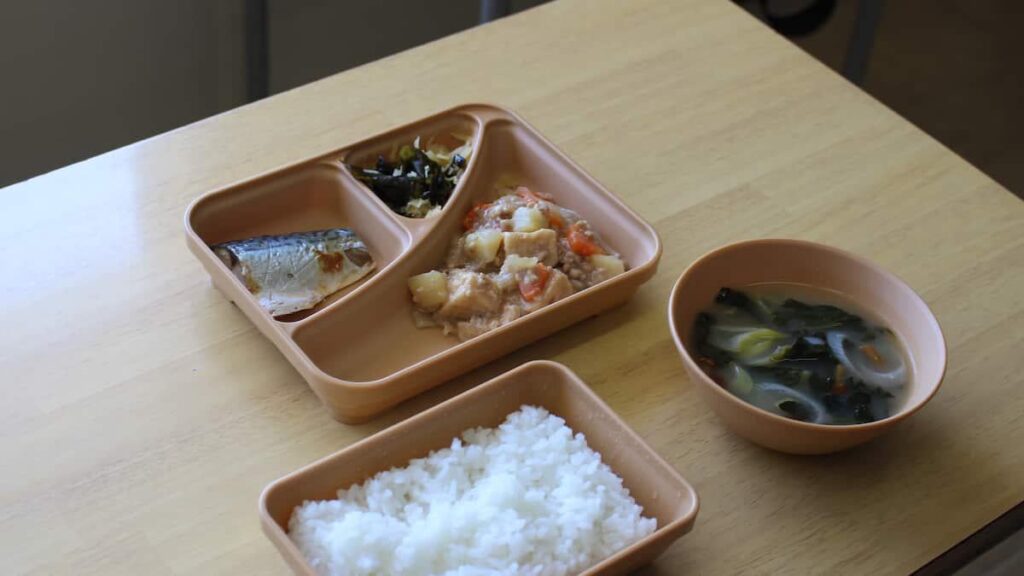 横浜市の中学校、給食が1年生分だけ届かず 業者ミスで準備せず 予備で対応