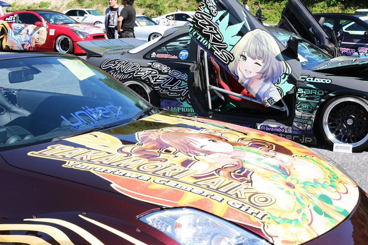 痛車が並ぶイベント会場の様子