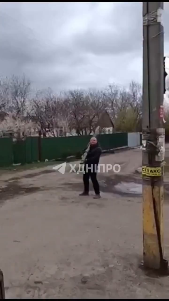 ウクライナの民間人が、ドニプロ郊外で別の民間人がMANPADSでイラン/ロシア製の「シャヘド」UAVを撃墜した様子を記録している。最初は武器を起動するスイッチを見つけるのに苦労しましたが、最終的にはシステムを発射してドローンを攻撃することができました。
