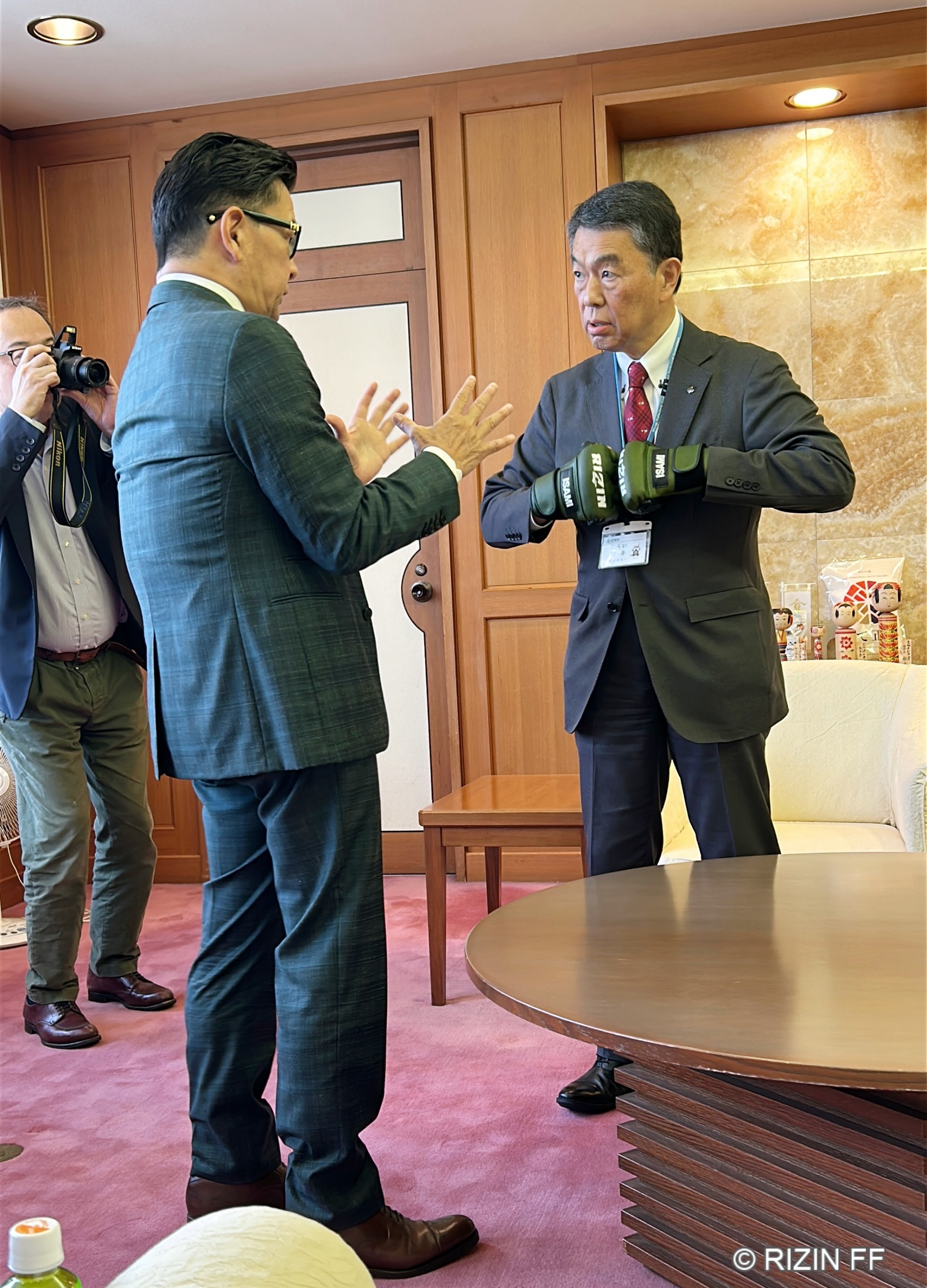 村井嘉浩宮城県知事（右）と榊原信行CEO
