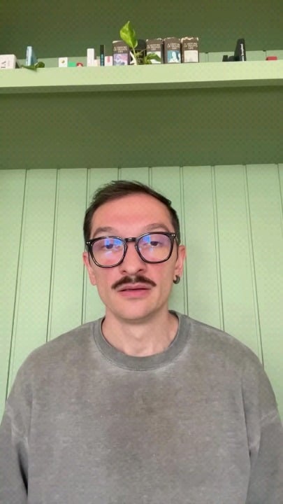 TikTokにはAIが生成した出会い系広告が氾濫している。