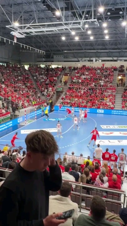 首相はついにサッカーの試合を座って見なくなりました...