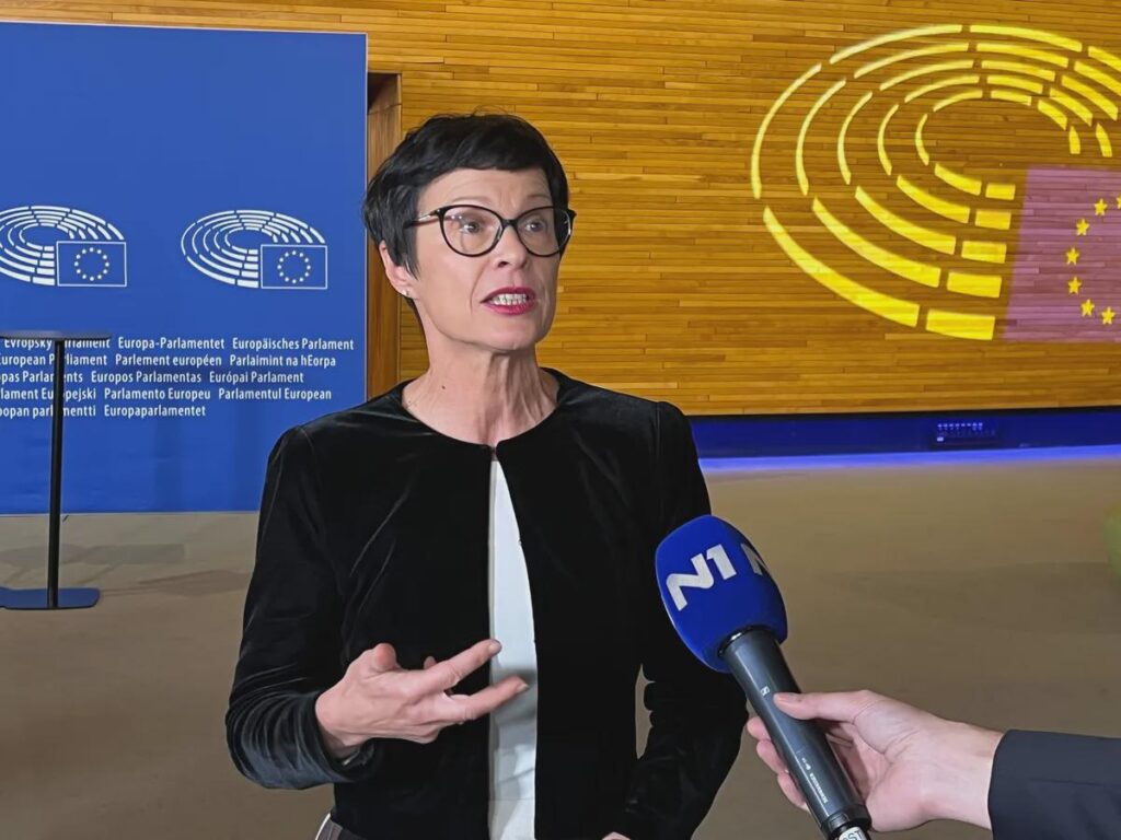 EUはセルビアへのすべての資金を凍結する。