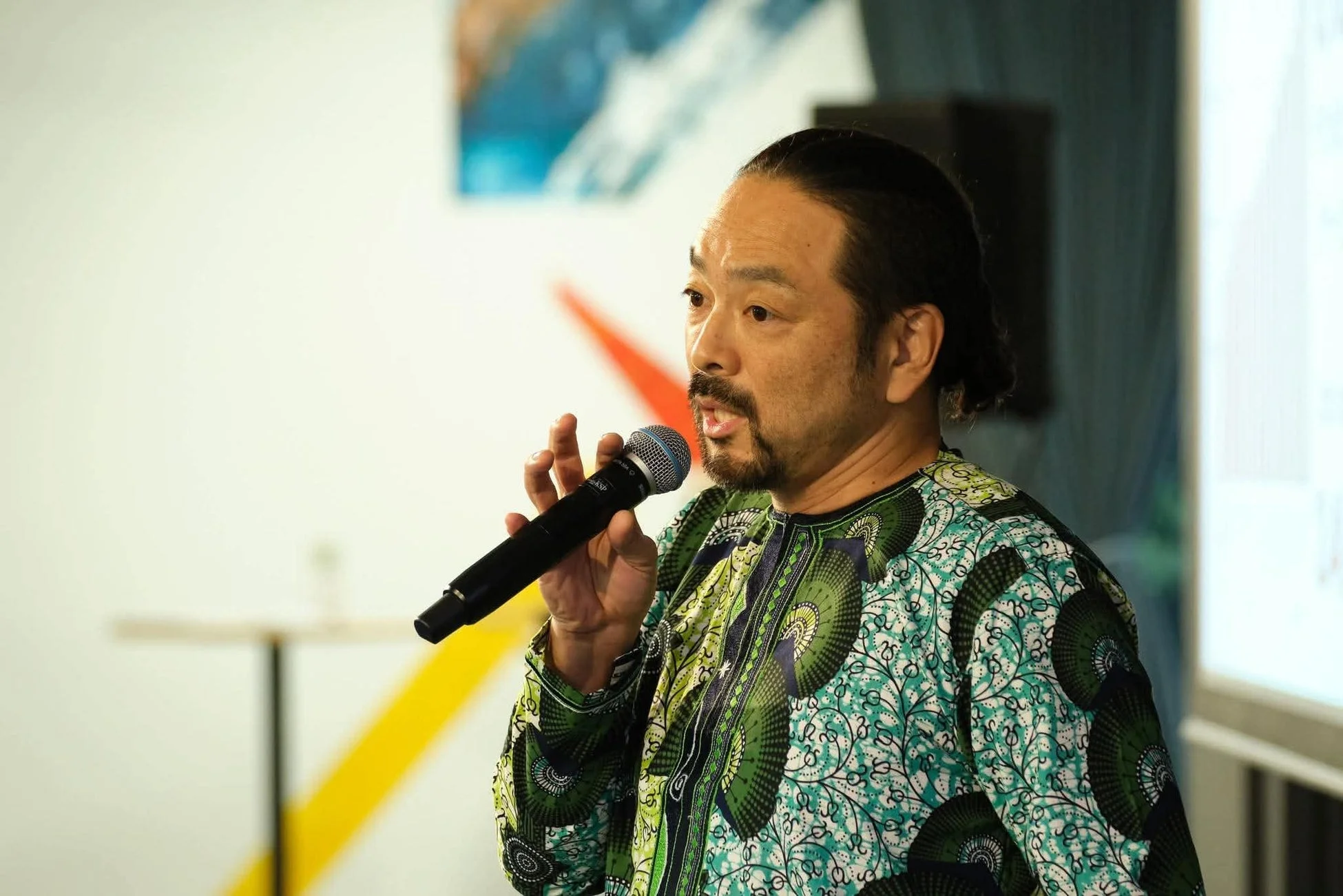 講演中の大場カルロス氏