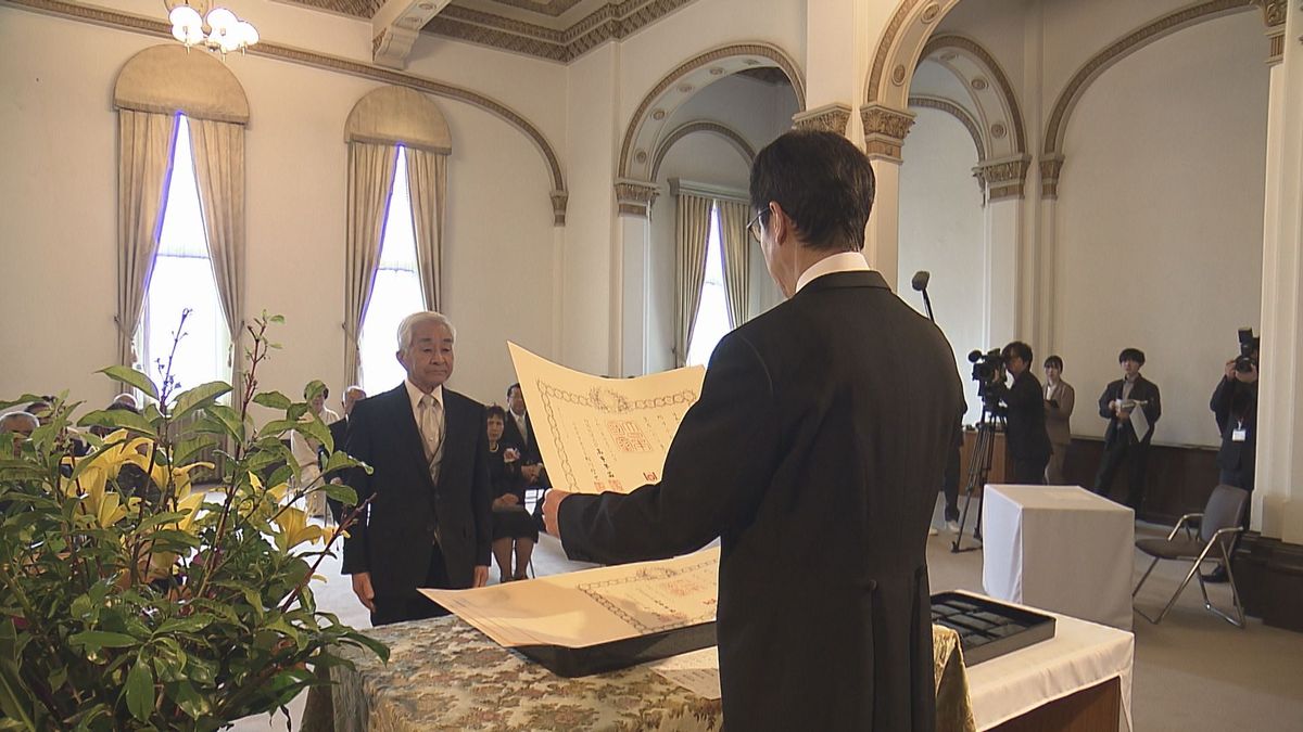 地方自治や医療分野で功績「春の叙勲」愛媛県関係の63人が受章 県庁で伝達式