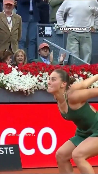 ウクライナのマルタ・コスチュクが（他のロシア人同様）「中立」のミラ・アンドレーバを破り、初のWTA 1000タイトルを獲得し、バックフリップで勝利を祝った