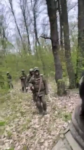 「我々は戦闘任務に就いている。ライフル銃2丁、6人分の防弾チョッキ3セット。全員が不自由だ。これは完全にめちゃくちゃだ。」負傷したロシア侵略者が攻撃に入る。その中には松葉杖をついた者も含まれている。日付も場所も不明。