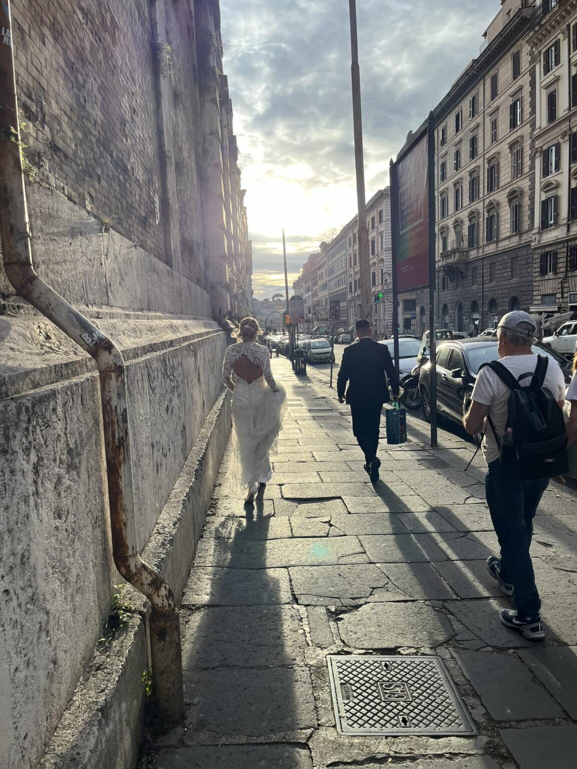 ローマの街中を駆け抜ける新郎新婦。彼らはこれを見ることがあるのだろうか。
