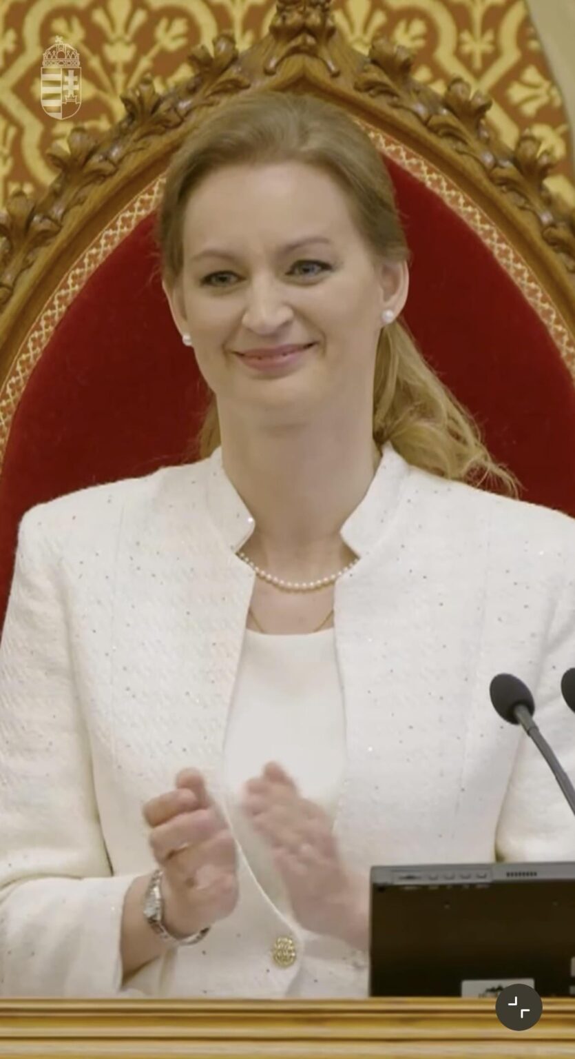 この女性はなんて素晴らしいのでしょう！あなたは知性と共感力を放​​っています！