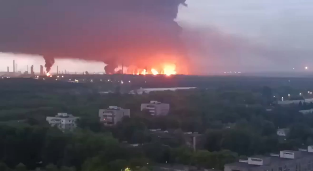 🔥🛢️ リャザン製油所は、年間1,700万トンの石油処理能力を持つロシア最大の製油所の一つで、施設に対する夜間の大規模なドローン攻撃を受けて炎に包まれた。