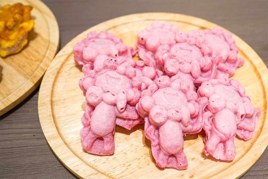 季節限定いちご味の「もっちりミャクミャク焼き」（8個入り・1491円）。通常商品よりも生地がもちっとしている（4月27日撮影／Lmaga.jp）
