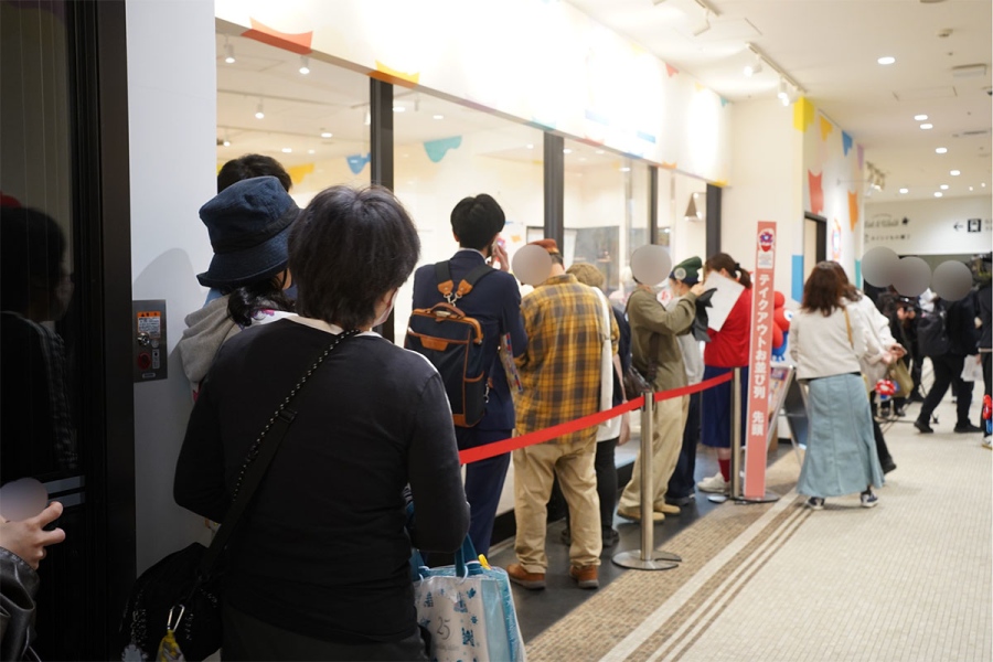 「EXPO2025 オフィシャルカフェ らぽっぽリンクス梅田店」（大阪市北区）開店前の行列の様子（4月27日撮影／Lmaga.jp）