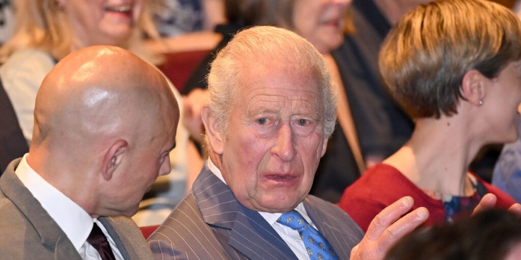 チャールズ国王、弟アンドルー元王子と至近距離でニアミスするも面会を徹底回避| カルチャー | ELLE ［エル デジタル］