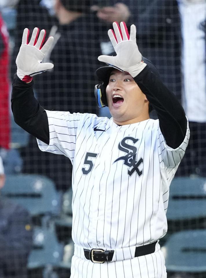 村上宗隆 サヨナラの瞬間どこにいた?現地中継局が珍行動を専用カメラで公開「賢い」「めっちゃ楽しそう」「早く10年契約を」歓喜の輪の後方でw – デイリースポーツ 村上宗隆 サヨナラの瞬間どこにいた?現地中継局が珍行動を専用カメラで公開「賢い」「めっちゃ楽しそう」「早く10年契約を」歓喜の輪の後方でw - デイリースポーツ