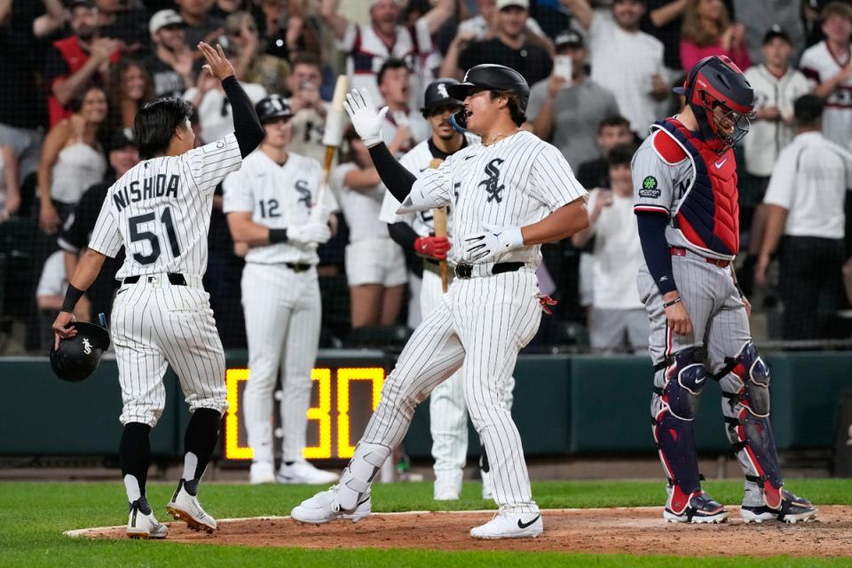 村上宗隆の19号弾 チャンスメークの西田陸浮が本塁で腰90度の深々お辞儀→歓喜のタッチ 日本人コンビの同点劇に本拠地が大熱狂 – デイリースポーツ 村上宗隆の19号弾 チャンスメークの西田陸浮が本塁で腰90度の深々お辞儀→歓喜のタッチ 日本人コンビの同点劇に本拠地が大熱狂 - デイリースポーツ