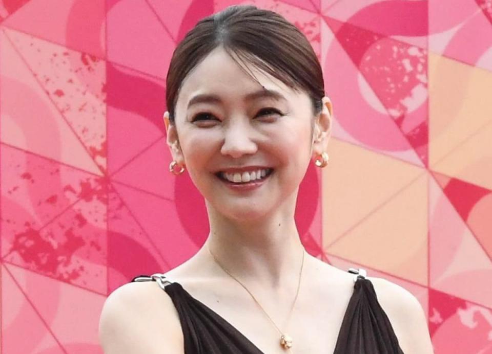 「馬もびっくりしてますよ」競馬場降臨の女優のドレス姿にＳＮＳも騒然「めちゃくちゃ綺麗」「可愛すぎでしょ」 - デイリースポーツ