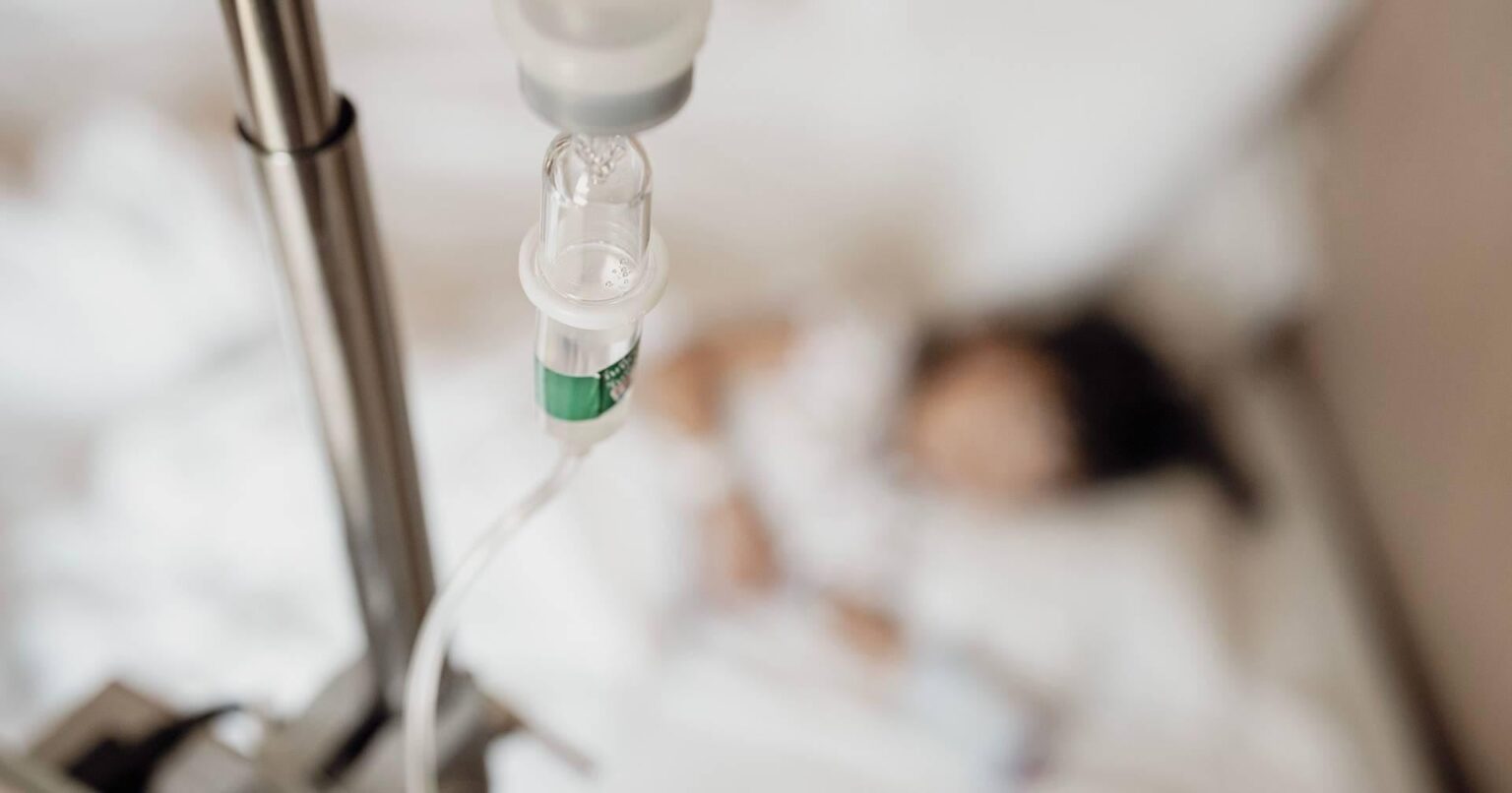 NHSが「危機的状況」：公式データによると、受診件数、手術件数は減少し、待ち時間が長くなっています