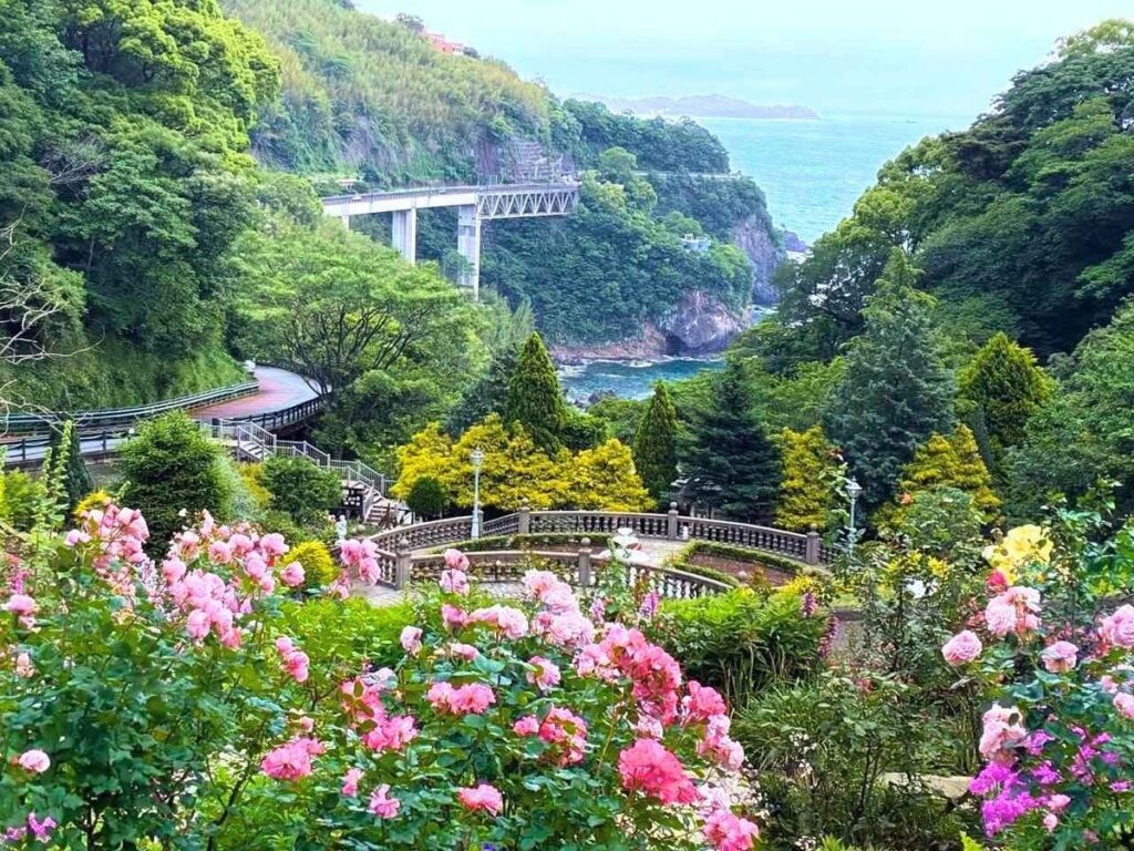 【天空の花園が見頃】無料バスで青い海と約600種のバラが彩る絶景へ!「ACAO ROSE FESTA 2026」現地ルポ|静岡県・熱海市 | TRILL【トリル】 【天空の花園が見頃】無料バスで青い海と約600種のバラが彩る絶景へ!「ACAO ROSE FESTA 2026」現地ルポ|静岡県・熱海市 | TRILL【トリル】