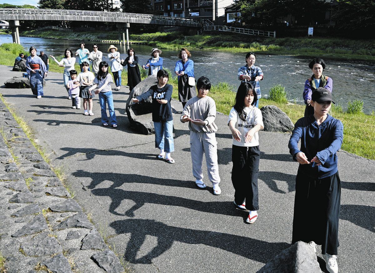 本番に向けて練習する踊り手たち＝金沢市東山で
