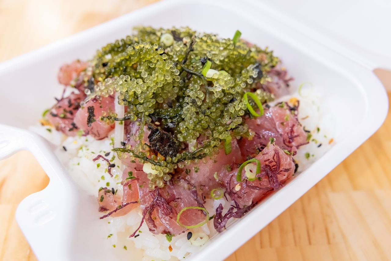 漁師が釣った沖縄県産のマグロを使って5種類のポキ丼を堪能する「Fisherman's poke純TSUNA（フィッシャーマンズ ポケ ツナ）」【北谷町】