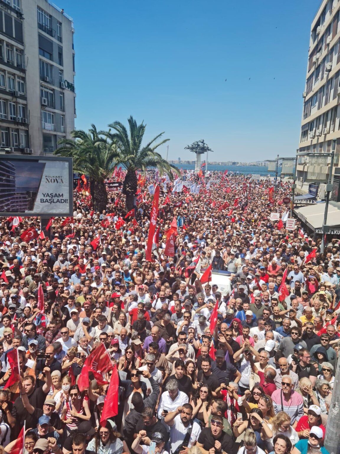 2026年5月26日、トルコのイズミルで行われた10万人の抗議活動。