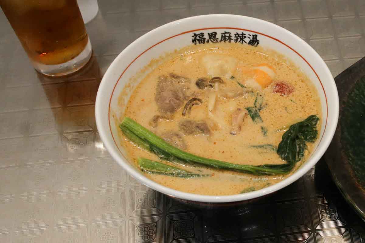 行列店が沖縄初上陸!組み合わせは無限大!「福恩麻辣湯(フーエンマーラータン)美栄橋駅前店」で味わう中毒性抜群の自分流カスタマイズ麻辣湯(那覇市)