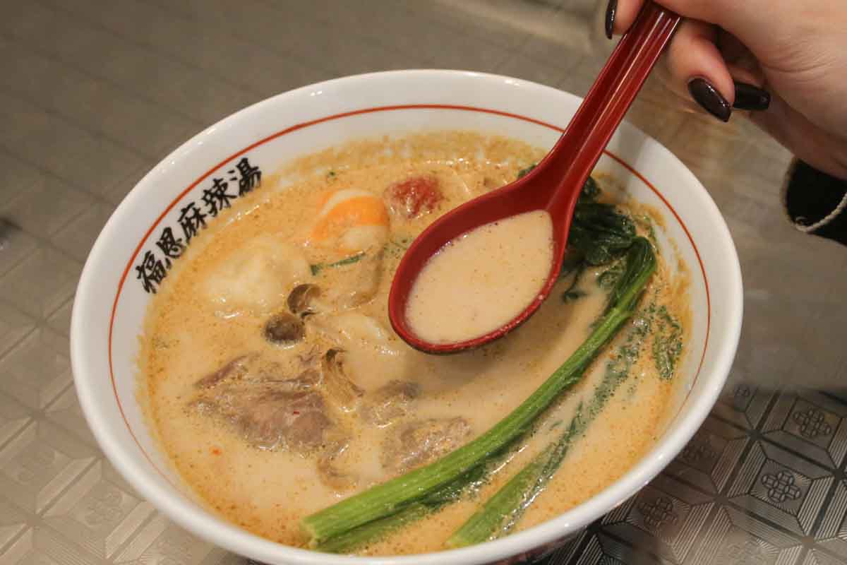 行列店が沖縄初上陸!組み合わせは無限大!「福恩麻辣湯(フーエンマーラータン)美栄橋駅前店」で味わう中毒性抜群の自分流カスタマイズ麻辣湯(那覇市)