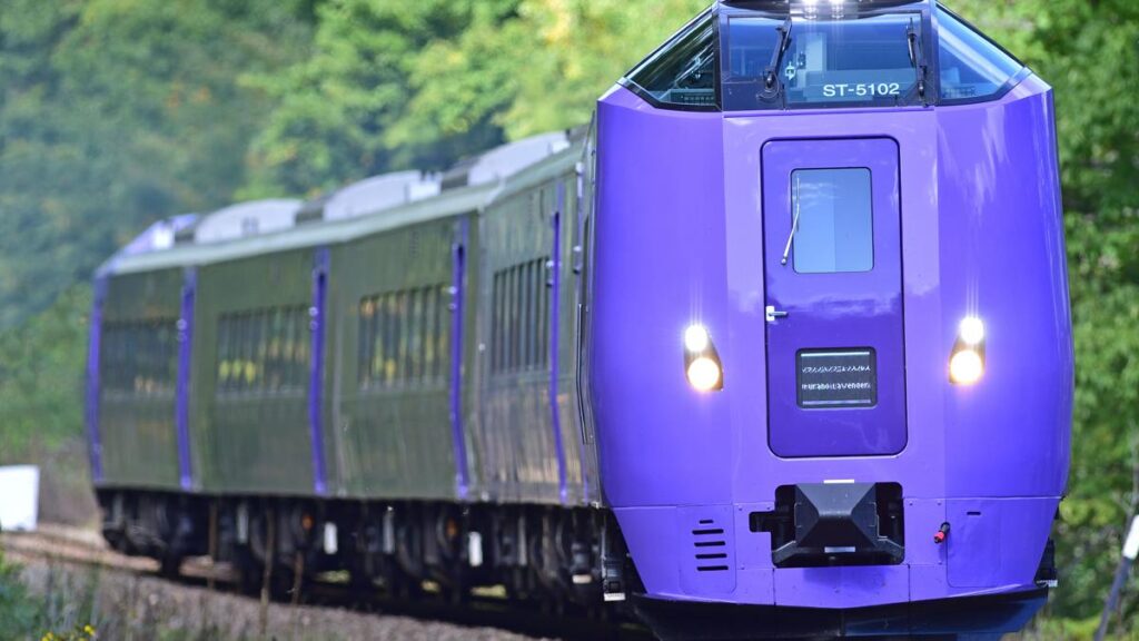 JALのCAが列車でおもてなし！「HOKKAIDO LOVE! ひとめぐり号」2026年もラベンダー編成で運行。鉄道×航空のプロが贈る極上の旅 | 旅とおでかけ 鉄道チャンネル