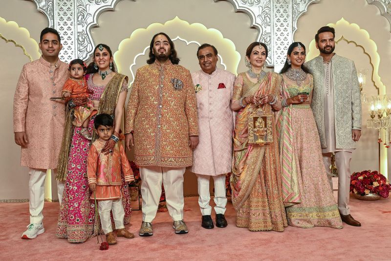 インド随一の富豪ムケシュ・アンバニさん(中央)一家。息子アナントさんの結婚式にて=2024年7月12日/Sujit Jaiswal/AFP/Getty Images