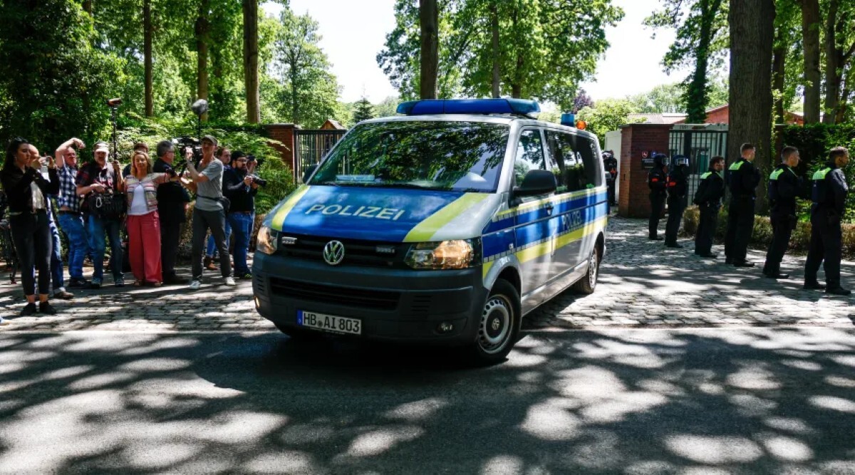 評決が言い渡された後、警察や司法の車列が裁判所を後にする様子/Focke Strangmann/AFP/Getty Images