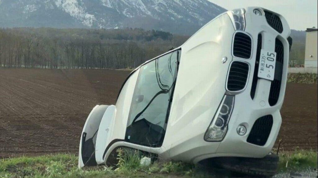 乗用車どうしが正面衝突 道外ナンバーのRV車1台が路外逸脱し横転 見通しのよい道路で一方がはみ出しか 北海道倶知安町・国道5号