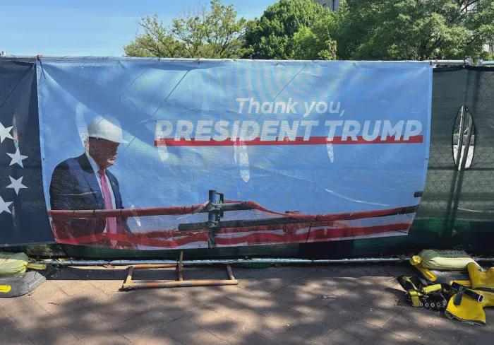 「まるで北朝鮮」政府がトランプへの感謝を街中に掲示、ワシントン市民が猛反発 ― 横断幕に落書きや侮辱的な言葉が書き込まれた写真も