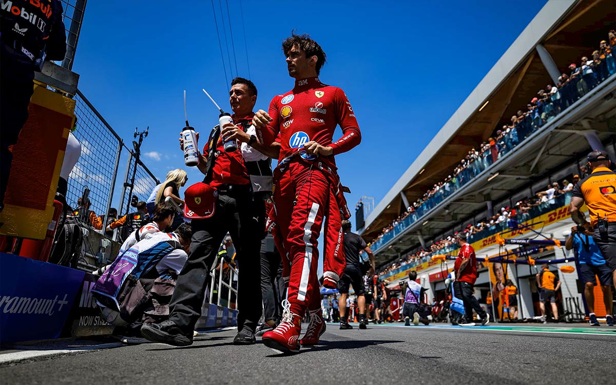 スプリント予選後のパルクフェルメを歩くシャルル・ルクレール（フェラーリ）、2026年5月22日(金) F1カナダGP（ジル・ビルヌーブ・サーキット）