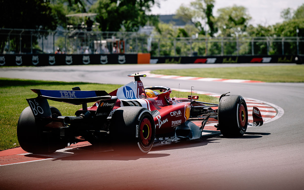 縁石にクルマを乗せながらジル・ビルヌーブ・サーキットを走行するルイス・ハミルトン（フェラーリ）、2026年5月22日(金) F1カナダGPフリー走行1
