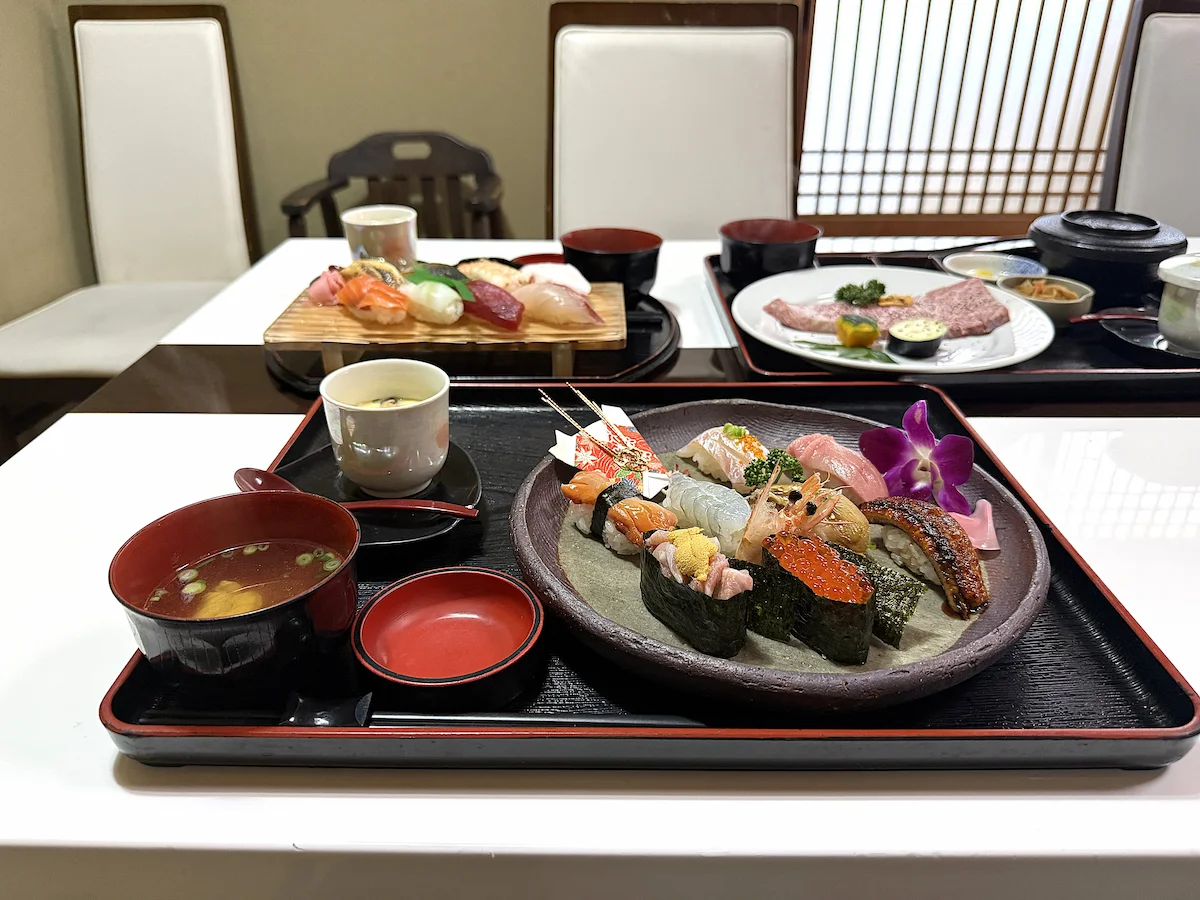 「はつ美寿し」の特上にぎり①