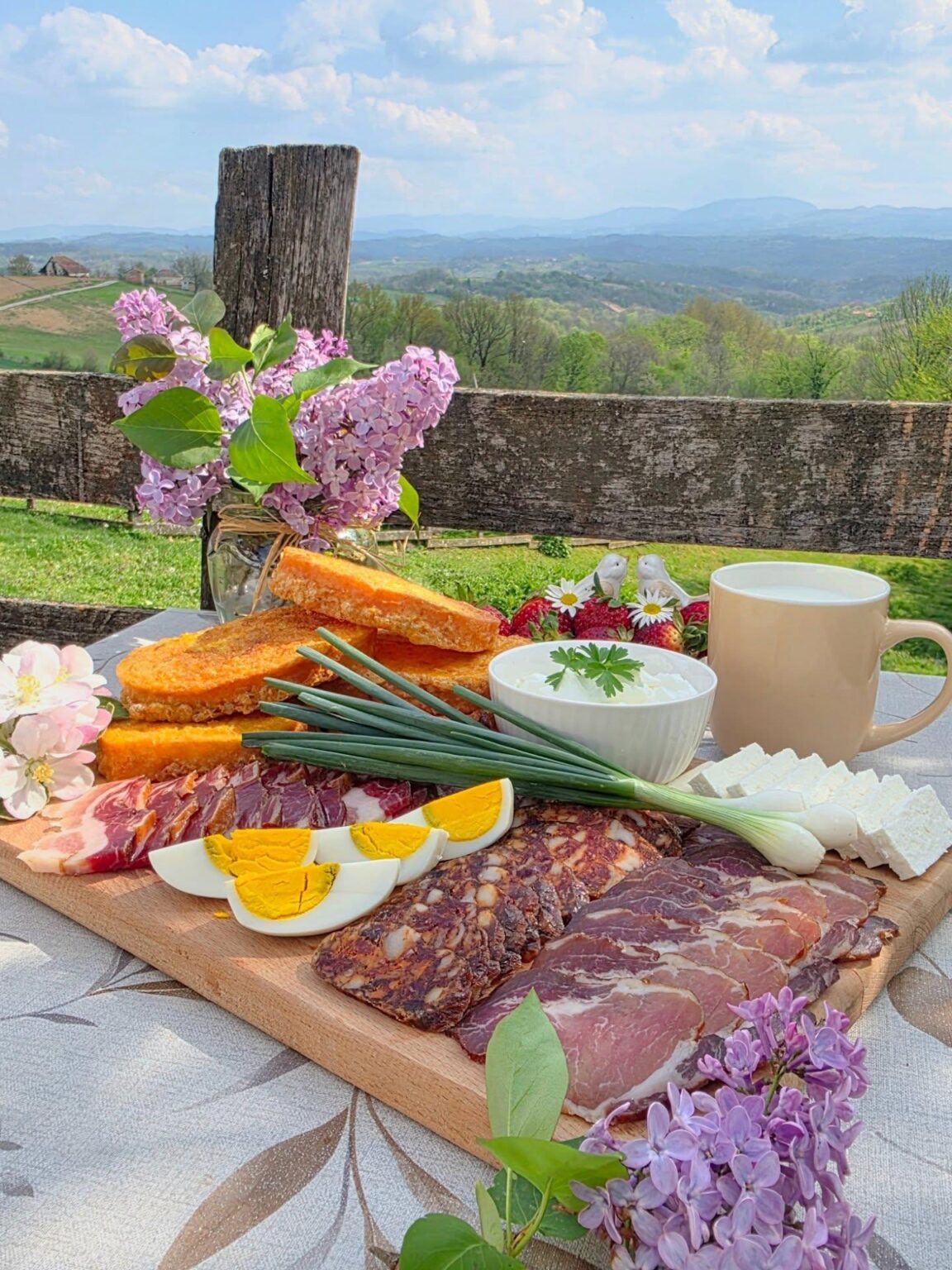 春の朝食、西セルビア