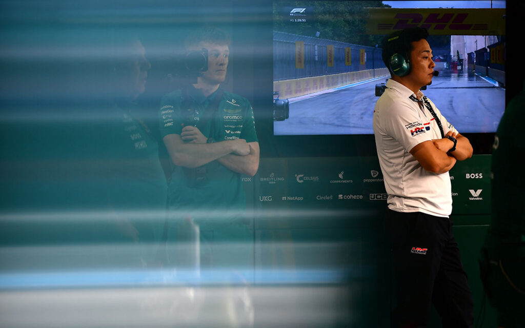 ホンダF1、カナダGPで応答性とエネマネを強化へ。折原TGMが語る技術的焦点 | Formula1-Data / F1情報・ニュース速報解説 ガレージ内でモニターを見つめるホンダ・レーシングのチームメンバー、2026年5月1日(金) F1マイアミGPプラクティス(マイアミ・インターナショナル・オートドローム)