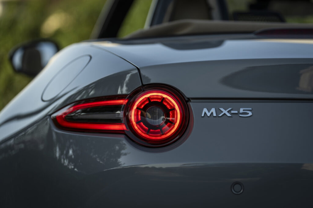 「MX-5欧州仕様（ロードスター）」の新しい特別仕様車"Yakudo"のティザー画像、ブレンボキャリパー/エアコンルーバー加飾もシルバー仕様。 - つらつらとMAZDA